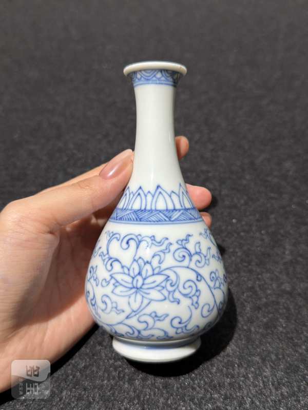 清康熙 青花缠枝莲纹小胆瓶 - 图2